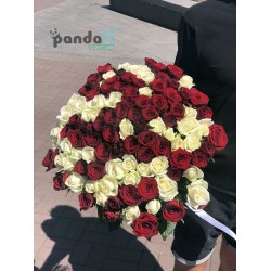 101 роза микс белых и красных 60 см