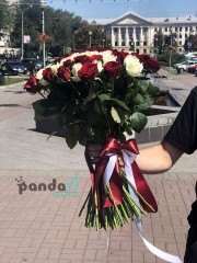 101 троянда мікс білих та червоних 60 см