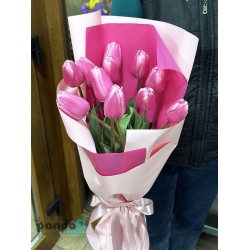 11 малиновых тюльпанов
