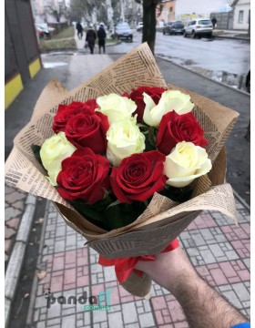 11 роз микс белых и красных