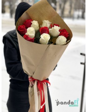13 роз микс белых и красных