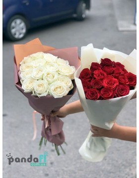 15 білих та 15 червоних троянд 60 см