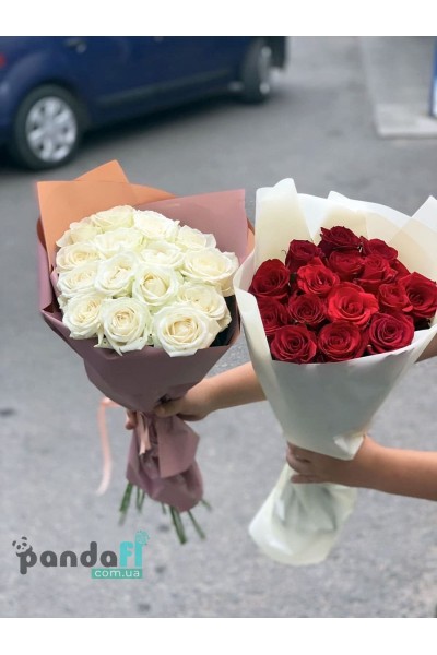 15 білих та 15 червоних троянд 60 см