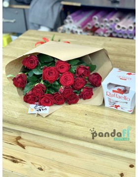 15 червоних троянд 60 см + Raffaello