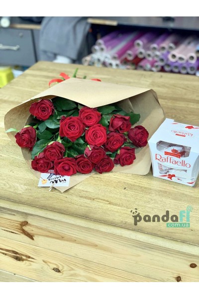 15 червоних троянд 60 см + Raffaello