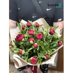 15 червоних півоній