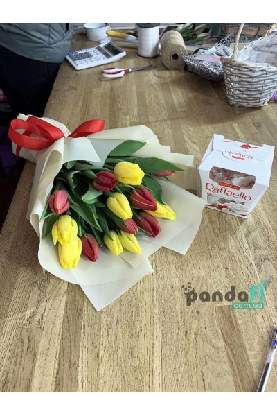 15 tulips mix + Raffaello