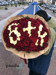 151 троянда мікс червоних та білих 70 см з літерами В+К