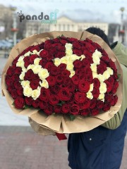 151 троянда мікс червоних та білих 70 см з літерами В+К