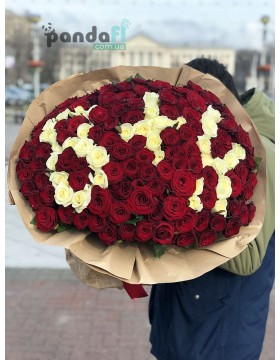151 роза микс красных и белых 70 см с буквами В+К