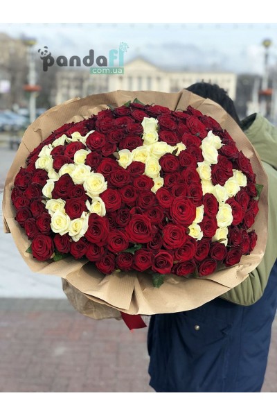 151 троянда мікс червоних та білих 70 см з літерами В+К
