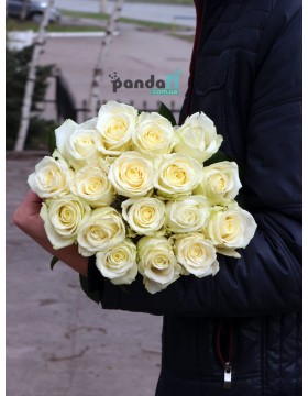 17 белых роз 60 см