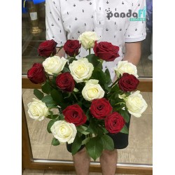 17 троянд мікс білих та червоних 60 см