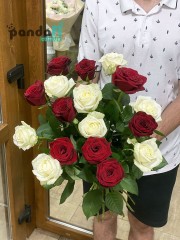 17 троянд мікс білих та червоних 60 см