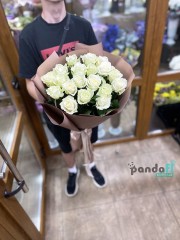 19 білих троянд 70 см