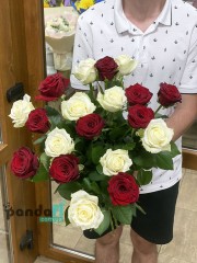 19 троянд мікс білих та червоних 60 см