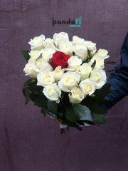 22 білі троянди та 1 червона 60 см