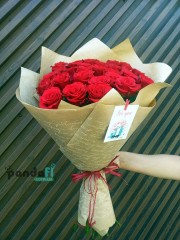 25 червоних троянд 60 см + цукерки Raffaello
