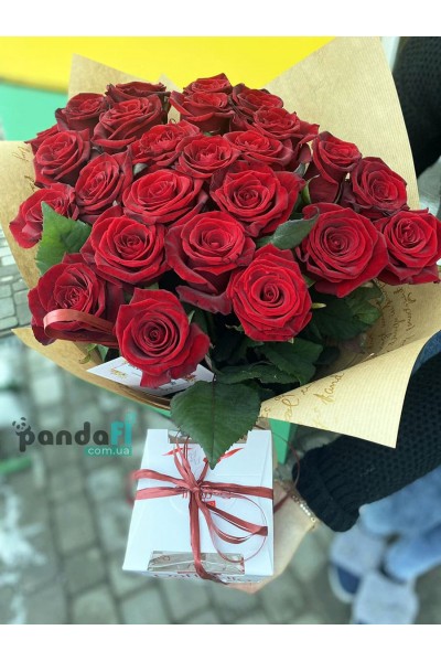 31 червона троянда 60 см + цукерки Raffaello