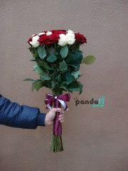 31 троянда мікс червоних та білих 70 см