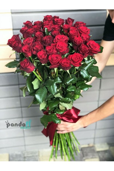 35 червоних троянд 90 см