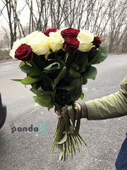 35 троянд мікс червоних та білих 60 см
