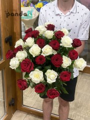 31 троянда мікс білих та червоних 60 см