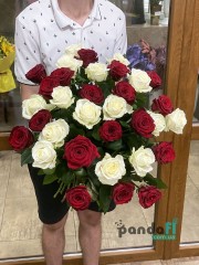 31 троянда мікс білих та червоних 60 см