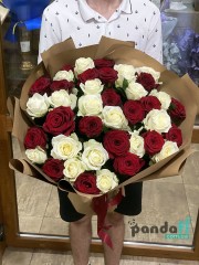 41 троянда мікс білих та червоних 60 см