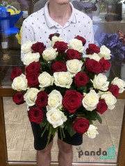 35 троянд мікс білих та червоних 70 см