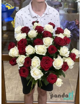 35 roses mix white and red 70 cm