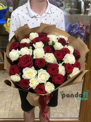 41 троянда мікс білих та червоних 60 см