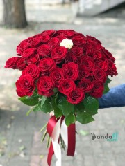 50 червоних та 1 біла троянда 70 см
