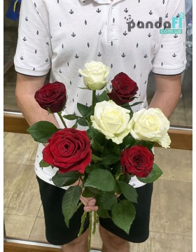 7 roses mix of white and red