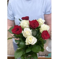 9 роз микс красная и белая