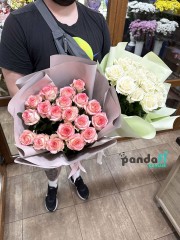 19 біло-рожевих троянд та 19 білих троянд 60 см