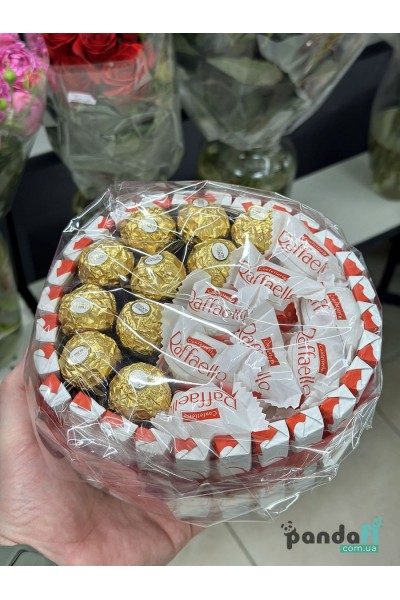 Круглый набор сладкого Raffaello и Ferrero