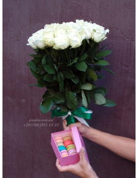Set of 35 white roses and 10 macaroons