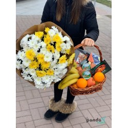 Набор корзина фруктов и букет 15 хризантем