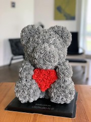 Сірий ведмедик з троянд з серцем